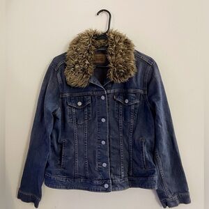Levi's Denim Ex Boyfriend Trucker  Jacket with Faux Fur Collar Casual Fall Chic